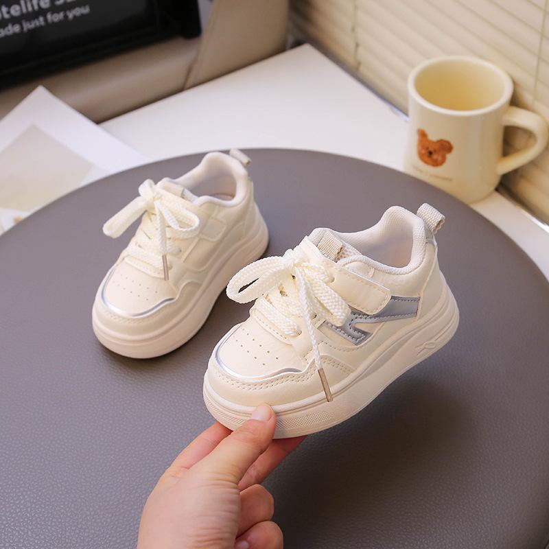 2026 Spring Kids  Skate Shoes: Comfortable, Versatile, White Sneakers for Boys and Girls Size 22, inner length 13.5cm