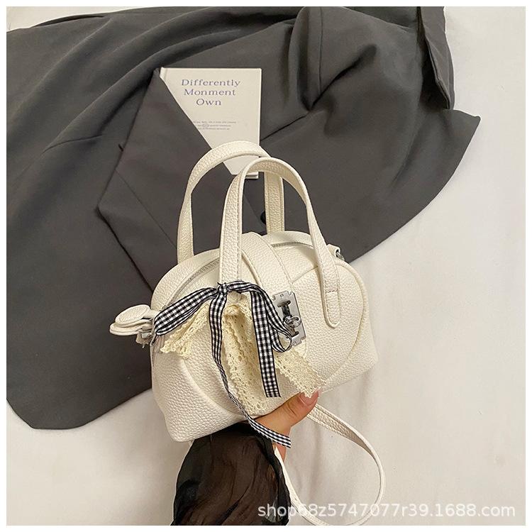 

Korean version messenger bag portable 2025 new bag small bag summer this year pillow ins popular fashion bowling bag белый