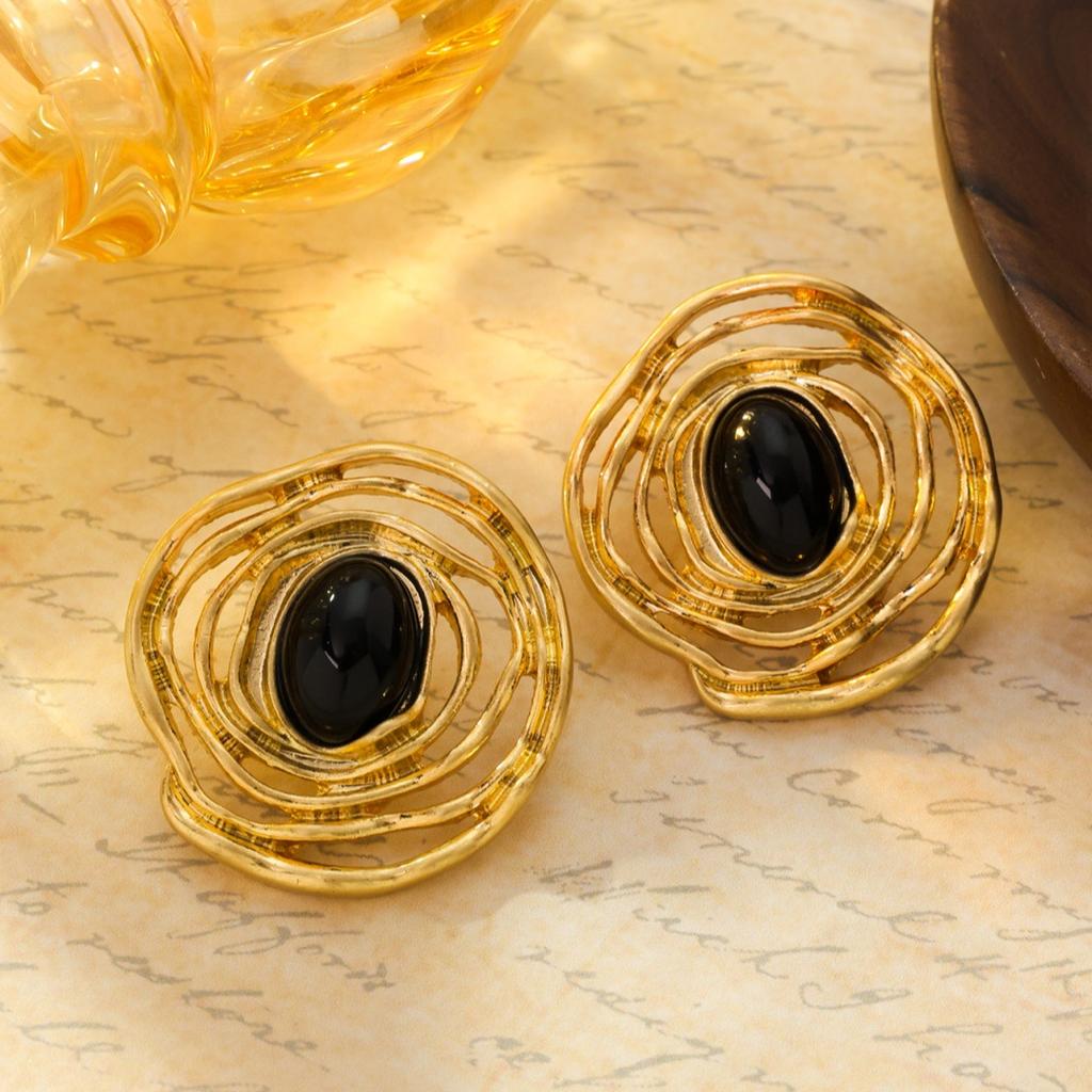 Hollow Round Earrings Women'S Gold Retro Stud Earrings Light Luxury Niche High-End Earrings Temperament Exaggerated Earrings