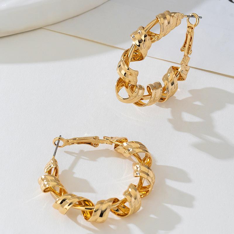 Modische Ohrringe für Damen