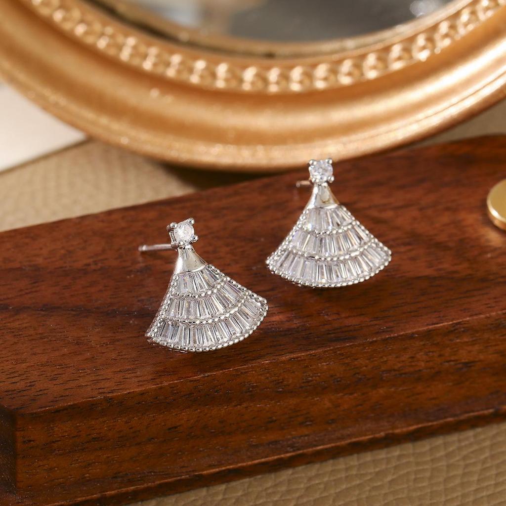 Super Shiny Zircon Fan-shaped Stud Earrings: Elegant Fashion, Lightweight Luxury Accessories