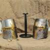 Set de 2 Căști Medievale de Cruciat cu Cruce de Alamă Căști de Cavaler Templier Deteriorate de Luptă Armură Cosplay Piesă de Colecție pentru Expunere