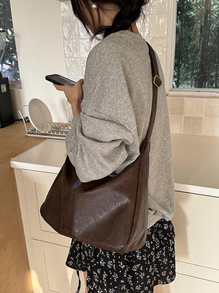 

Maillard style bag women s autumn and winter new trendy retro tote bag college style versatile large capacity shoulder bag crossbody темно-коричневого кольору