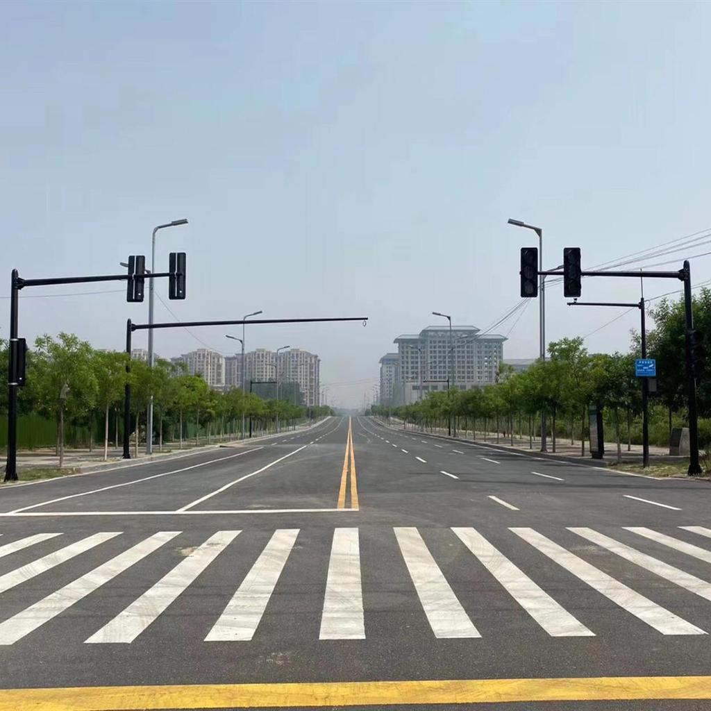 Traffic Signal Pole with L-shaped Red and Green Lights for Road Warning