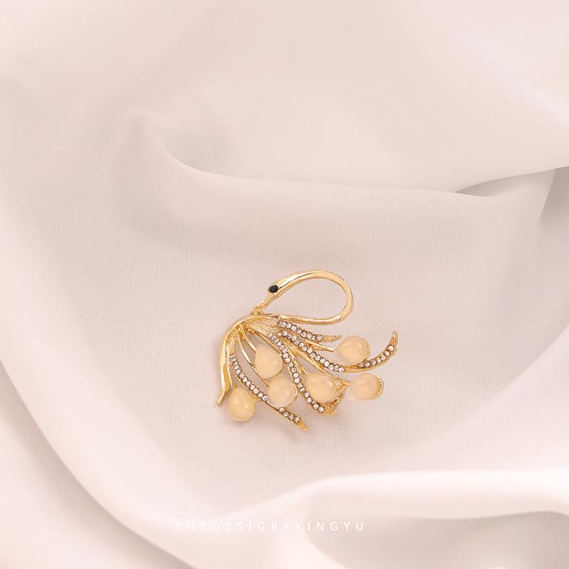 Broche Elegante de Pérola Dourada e Espiga de Trigo: Acessório Versátil e de Alta Qualidade para Mulheres