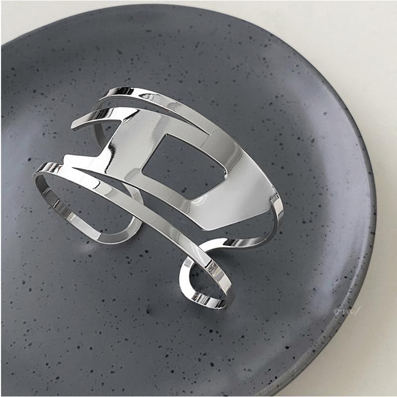 

Металлический двухслойный полый браслет на руку нишевая мода личность преувеличенный браслет женские простые высококлассные украшения