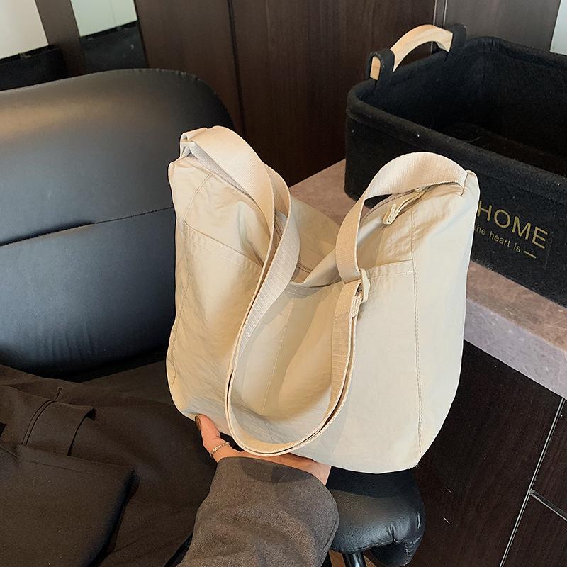 Japanese solid color nylon shoulder bag 2026 new simple and fashionable shoulder bag casual student large-capacity messenger bag
