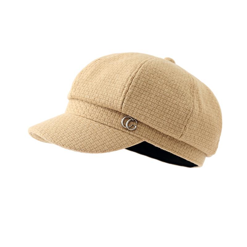 

Корейская версия новой осенне-зимней шляпы для женщин, модная универсальная бейсболка в британском стиле с металлическим логотипом, ретро-литературная восьмиугольная шляпа, тренд average size