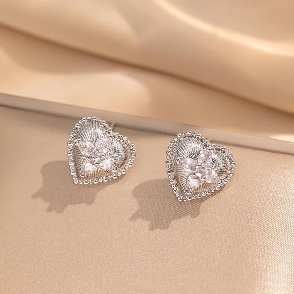 Eleganckie kolczyki sztyfty z cyrkoniami w kształcie koniczynki i misia - Nowy szykowny design