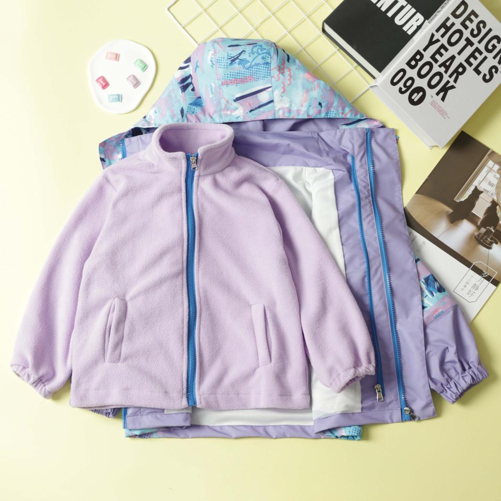 Světlá a odolná dětská větrovka pro venkovní dobrodružství