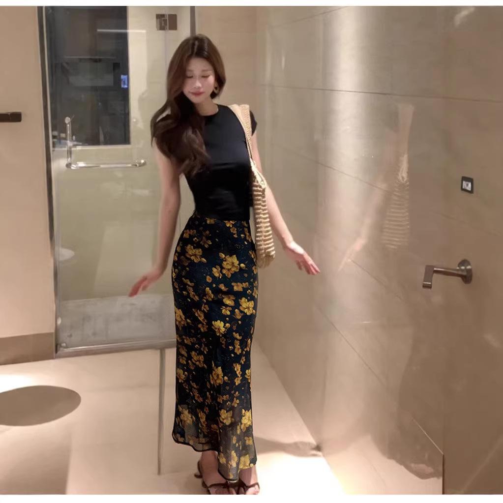 Black hip-wrapped floral skirt, long fishtail skirt, beautiful suit in early spring, women's new summer wear