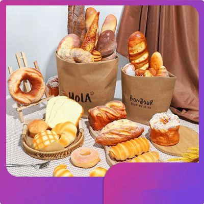 Modèles de pain décorés avec baguette de pain de seigle, toast, pop lent, vitrines de pâtisserie avec divers styles d'accessoires photographiques