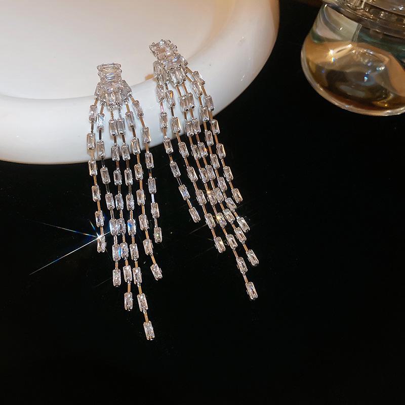 

Серьги-кисточки с гальваническим цирконием позолоченного цвета — шикарные, эффектные украшения для женщин, идеально подходят для осенне-зимнего периода. Silver Needle серебряный