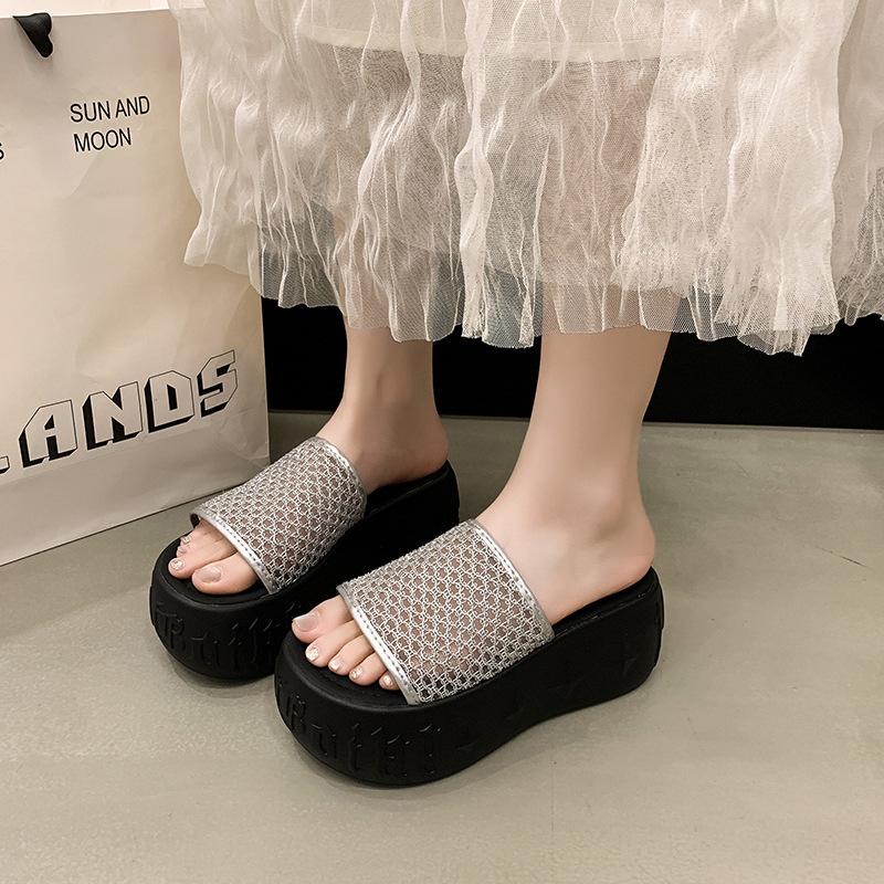 

Thick-bottomed muffin wearing small cool slippers 2025 summer new woven hollow beach one-word slippers women 39
