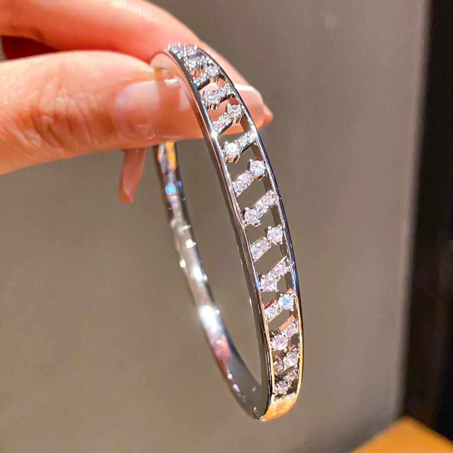 Striped Hollow Buckle Bracelet, Light Luxury and High-end Bracelet, Exquisite Fashionable Hand Jewelry for Women