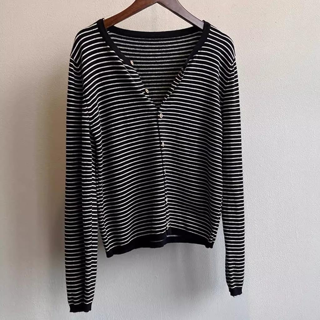 Eine neue hochwertige Strickjacke für Damen für Frühling und Herbst mit kontrastfarbig gestreiftem Strickcardigan und einem zierlichen Top