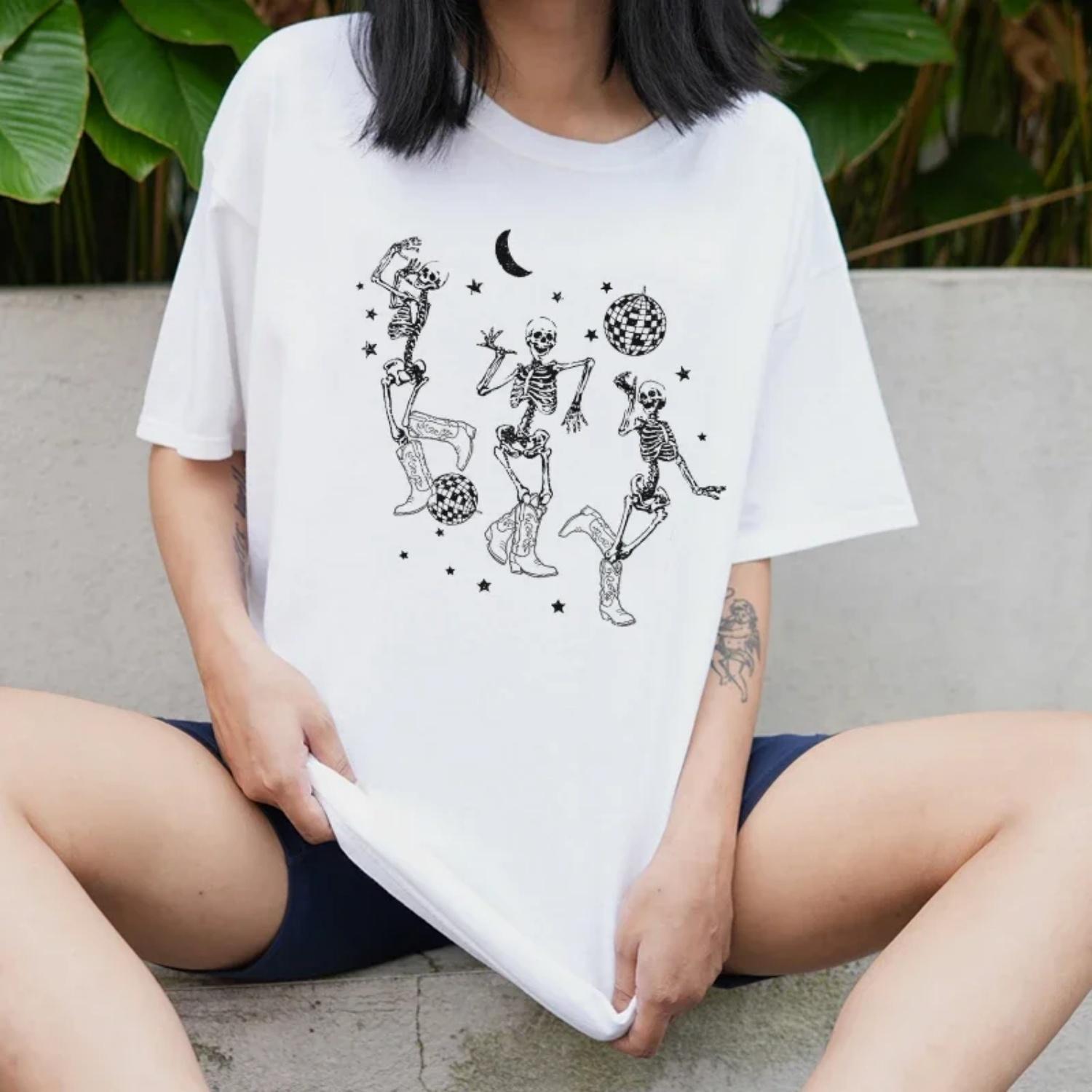 

Dancing Skeleton Western Country T-Shirts Women Oversized Space Cowgirl Disco Ball Funny Tshirt Hippie Boho Halloween Shirt Top XXXXXL білий