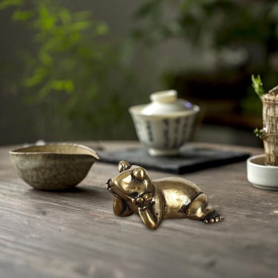 Brass Solid Frog Figurine Mini Retro Frog Ornament Paperweight Tea Pet Desktop Miniature Frog Decoration for Home Decor Tea Lovers