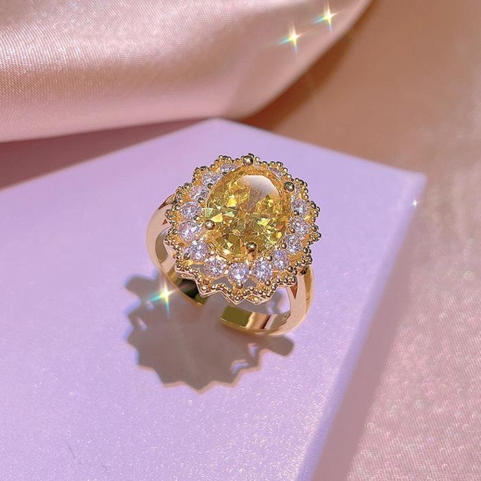 

Групповой комплект из бриллиантовых колец, подвесок, серег и ожерелий. Элегантный и стильный комплект из трех предметов.