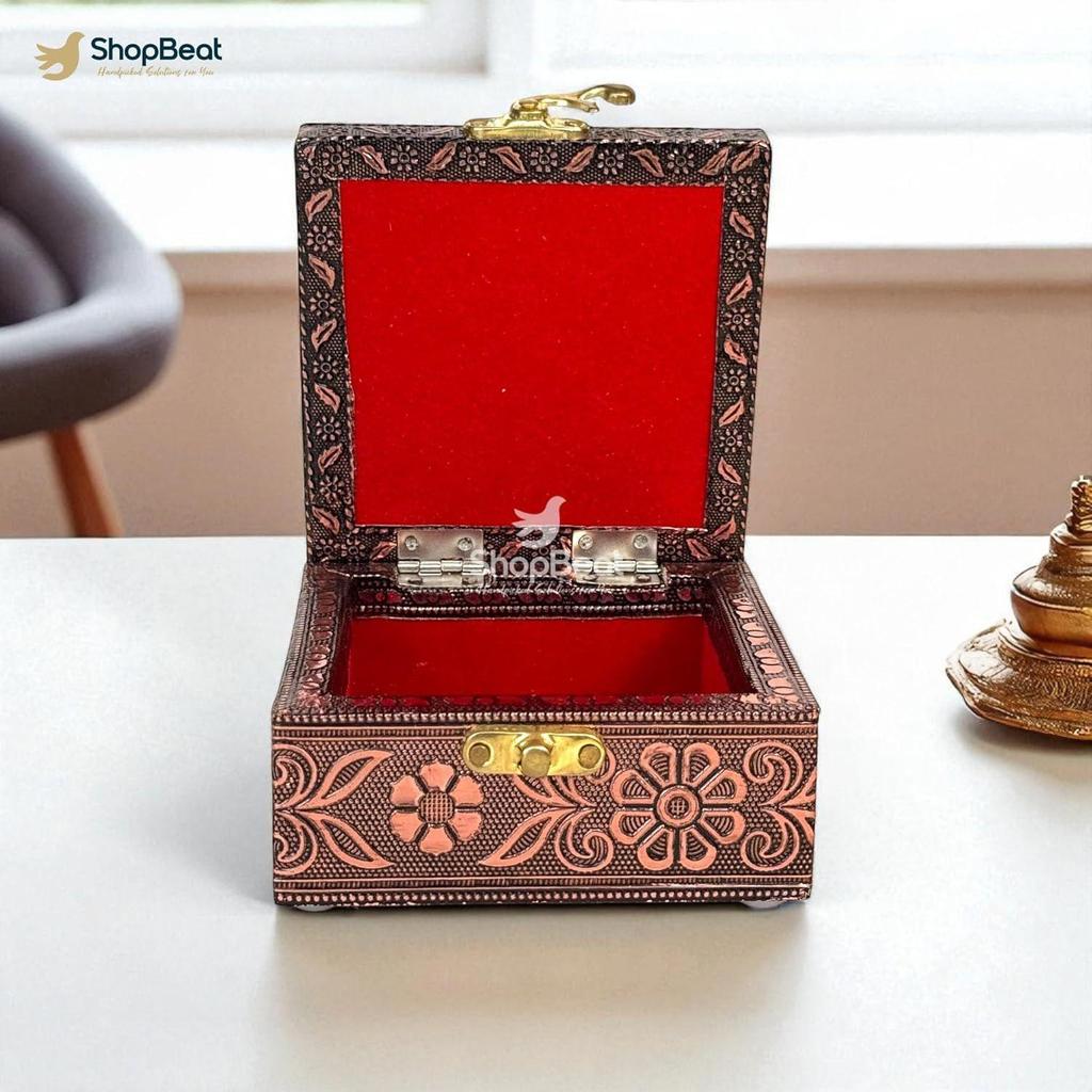 Boîte à bijoux en bois faite à la main avec design Pichwai et serrure – Finition oxydée, 10x10 cm, Organisateur pour boucles d'oreilles, bagues, collier