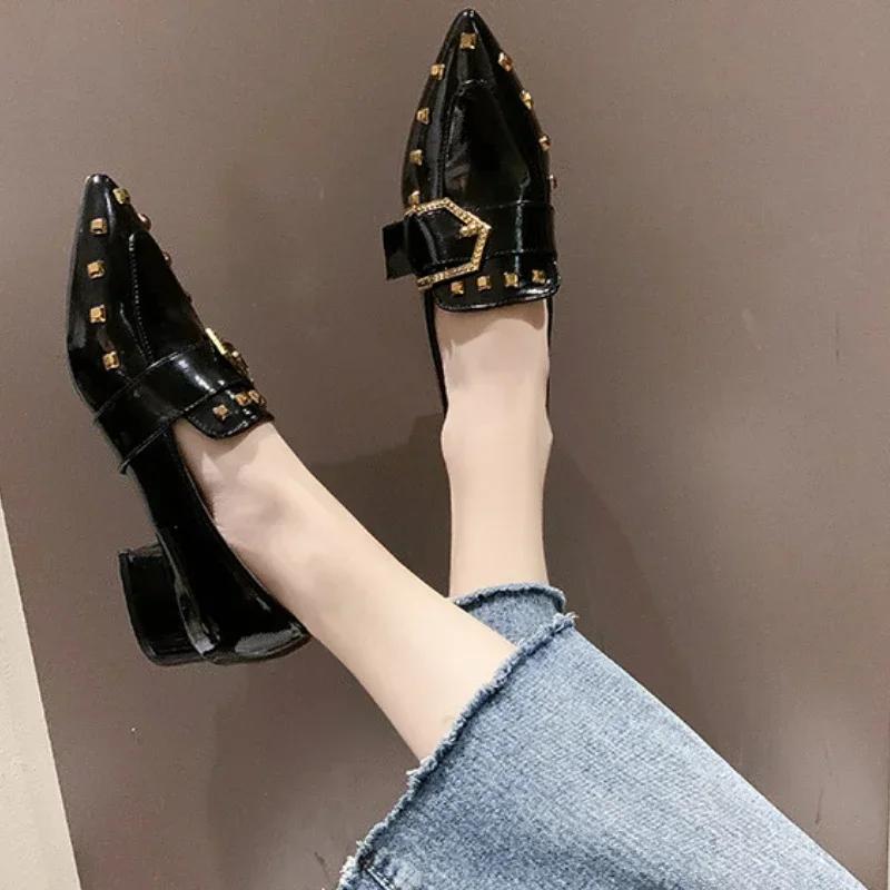 2025Donna Primavera Nuovi Borchie Donna Punta Appuntita Tacchi Spessi Moda Stile Britannico Mocassino Donna Scarpe Slip-on Zapatillas Mujer