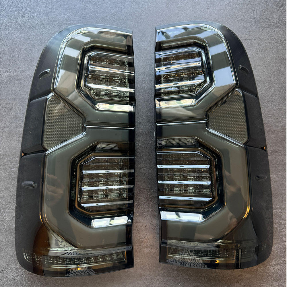 A PAIR Car Tail Light Brake Lamp for Hilux VIGO 2004-2015 GGN15 GGN25 KUN10 KUN16 KUN26 KUN35 1 81561-0K180 81561-0K160 чёрный