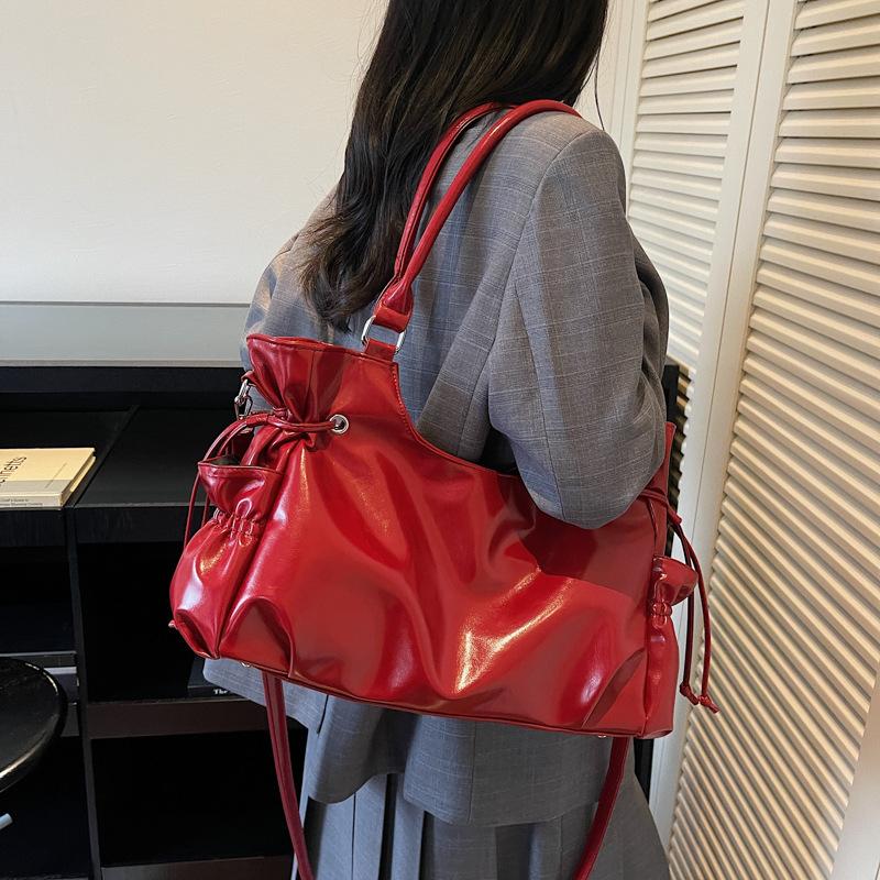 Retro Bag Women's Large Capacity 2025 New Autumn and Winter Niche Design Messenger Bag Single Shoulder Underarm Fold Commuter Bag