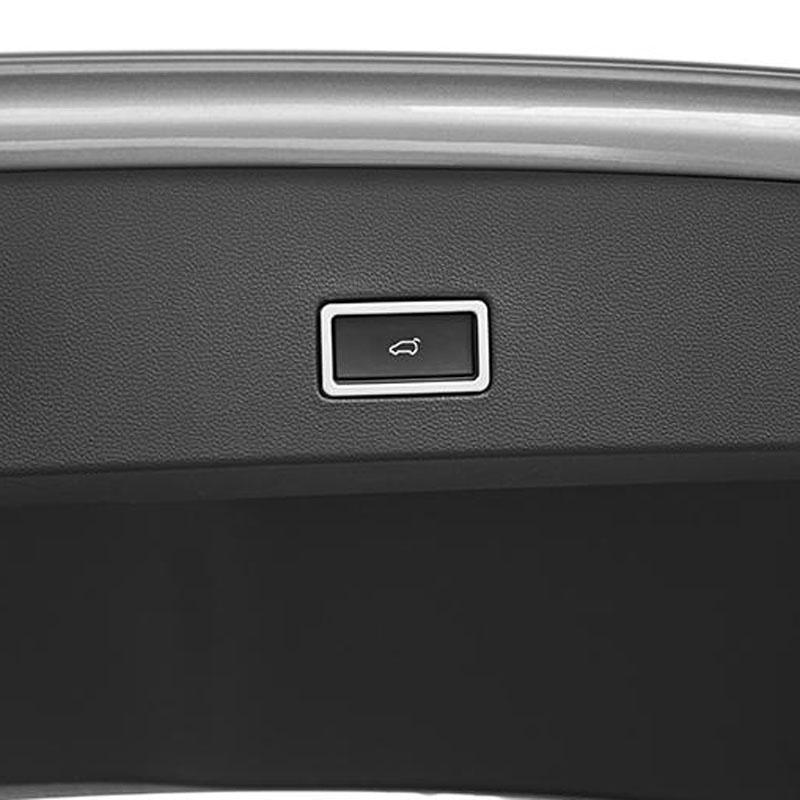 Der Schalterknopf des Kofferraums ist mit einem hellen Rahmen für das Auto Volkswagen T-ROC T ROC 2018 verziert
