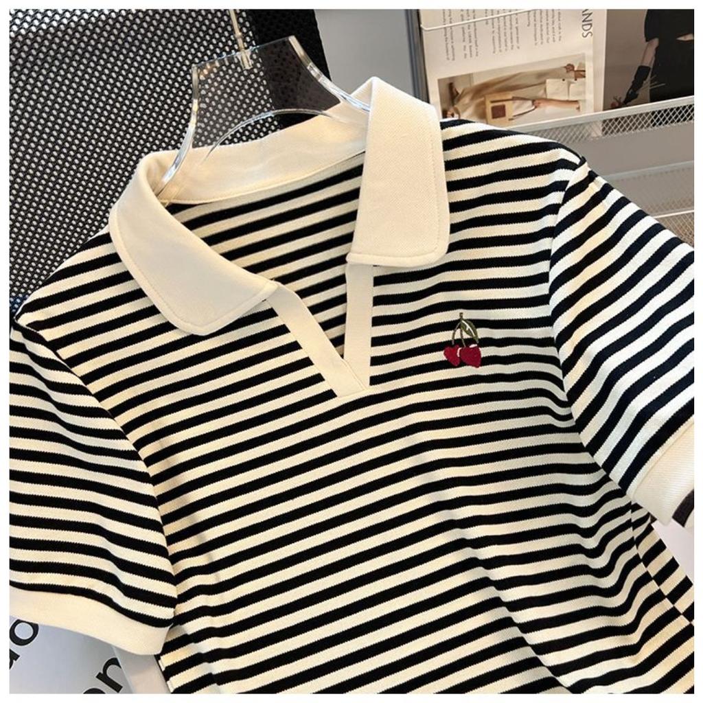 Modisches Sommer-T-Shirt für Damen mit V-Ausschnitt und kurzen Ärmeln, Stilvolles Cropped Top für zierliche Damen, Design-orientierte Unterwäsche