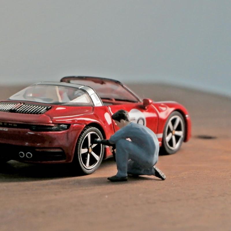 1:64 Scale Hand Painted Resin Collectible Figure Miniature Model Accessories Realistic Photographer Figure Model Gift