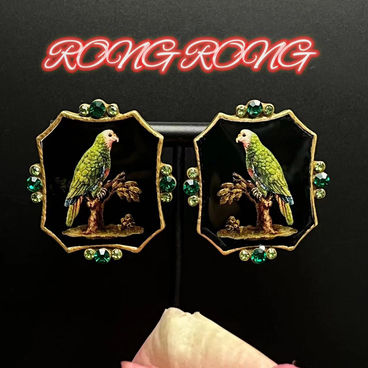 Винтажные геометрические квадратные серьги-гвоздики в придворном стиле с узором из попугаев и элементов тяжелой промышленности, изысканная элегантность, атмосфера, средневековые серьги