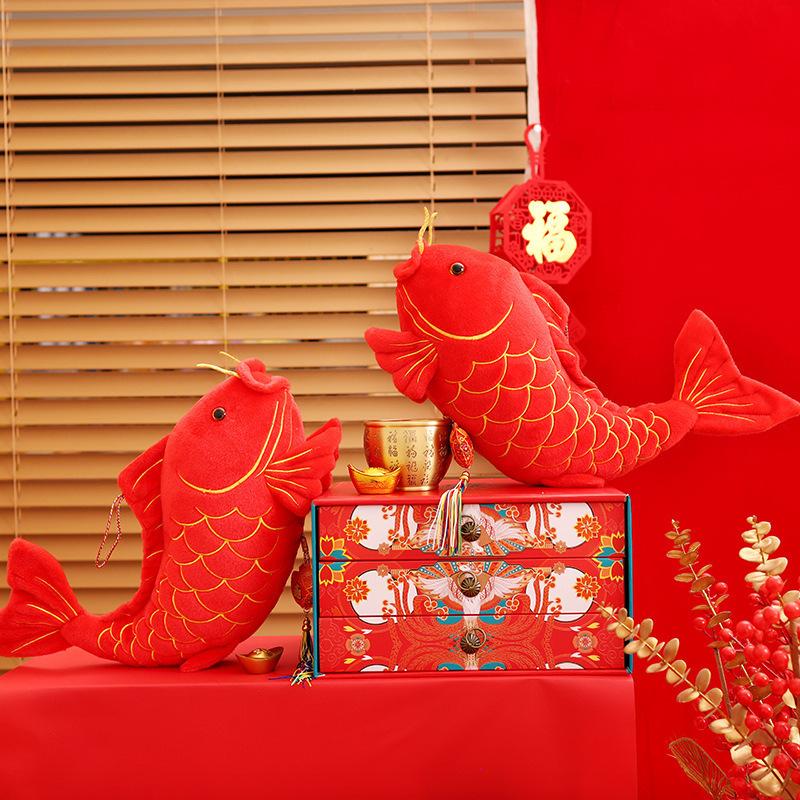 Neujahrs-Koi-Plüschtierpuppe hat jedes Jahr Fischbräuche, Maskottchen für das Frühlingsfest, roter Karpfen-Anhänger für den Eingang