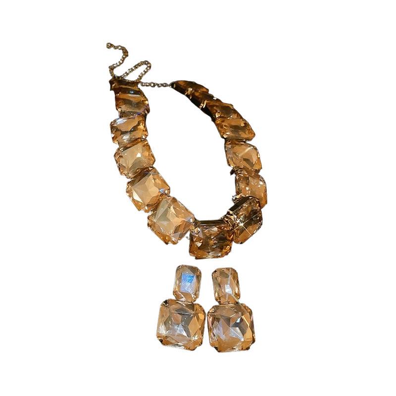Set Orecchini a Bottone Quadrati con Strass e Collana: Design alla moda e retrò per donne