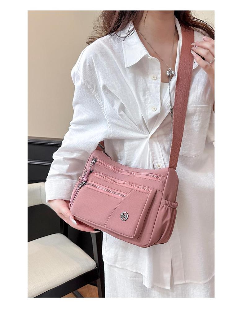 Die trendige Damentasche dieses Jahres ist eine vielseitige Umhängetasche, lässige Schultertasche, schicke kleine quadratische Tasche und ein Rucksack mit mehreren Fächern.