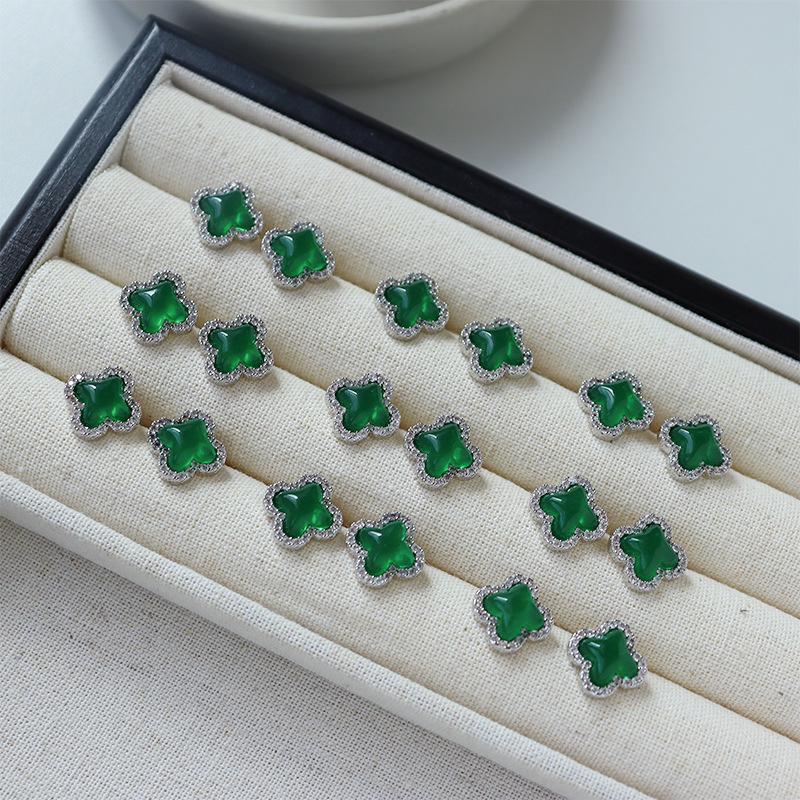 Kolczyki z cyrkoniami w stylu chińskim: Wykwintna moda retro z wszechstronnymi srebrnymi igłami dla wysokiej klasy, luksusowego wyglądu.