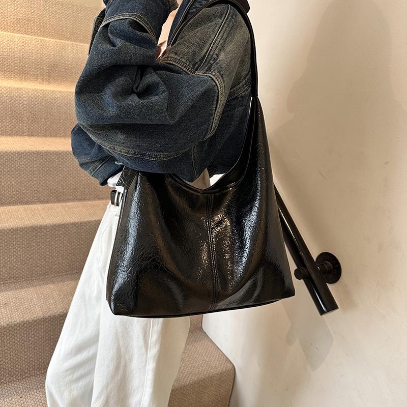 Large-capacity tote bag, shoulder bag, fashionable and simple texture 2025 new trendy temperament underarm women's bag