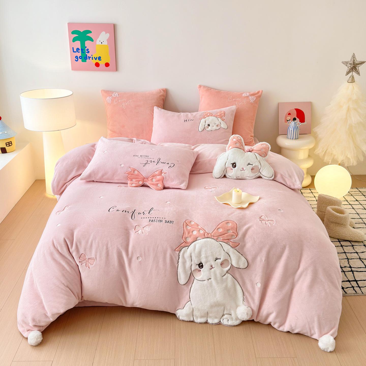 

Утолщенный комплект из четырех предметов из молочного флиса с нашивкой-вышивкой - Кролик Миффи Комплект из четырех предметов: простыня 1,5 м, Миффи 1.8m 4pc