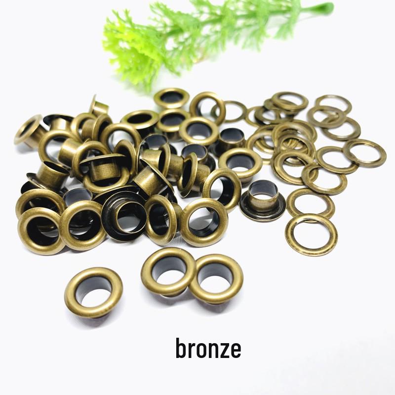 Barevná kovová očka a nýty na oblečení a doplňky