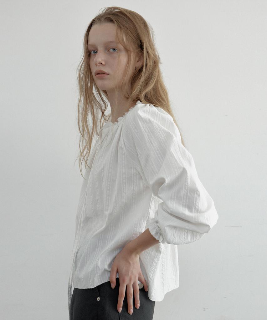 TOAVE Scalloped Shirring Blouse (Ivory)