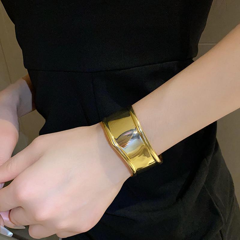 Euro-American Metal Open Armlet Bangle: Trendy Dual-Use Bracelet with Influencer Style