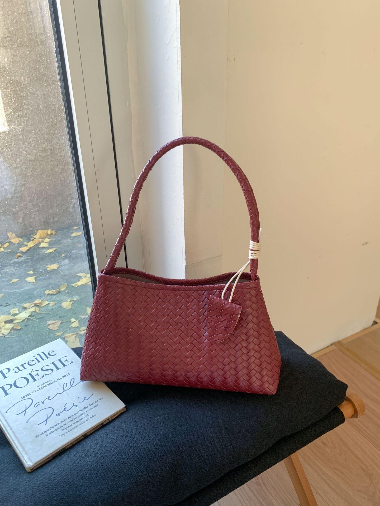 French niche woven bag women s 2026 new fashion shoulder armpit bag women s retro handbag бордовый