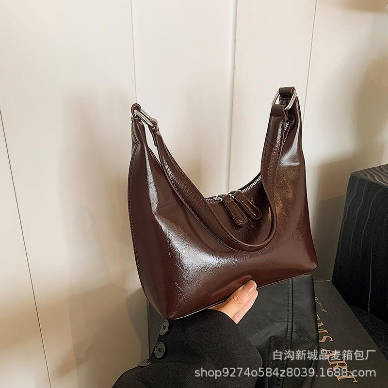 

Korean version of niche high-end 2025 new handbag glossy shoulder underarm small bag light luxury baguette bag