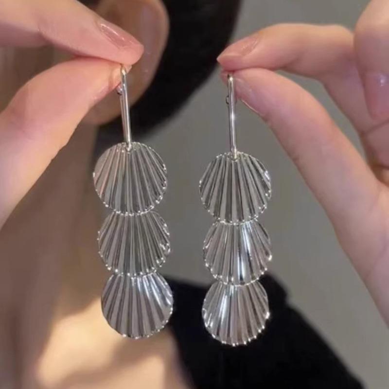 Tide Metal Fringed Earrings, High-end Temperament, Long Stud Earrings, Women's Exaggerated Earrings.