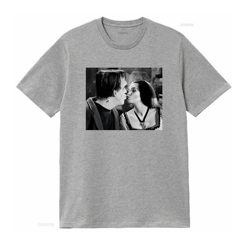 Lily and Herman Munster Kiss Classic Horror Frankenstein T Shirt 414 Vintage Washed Stretched Designer Clothes Homme Unisex