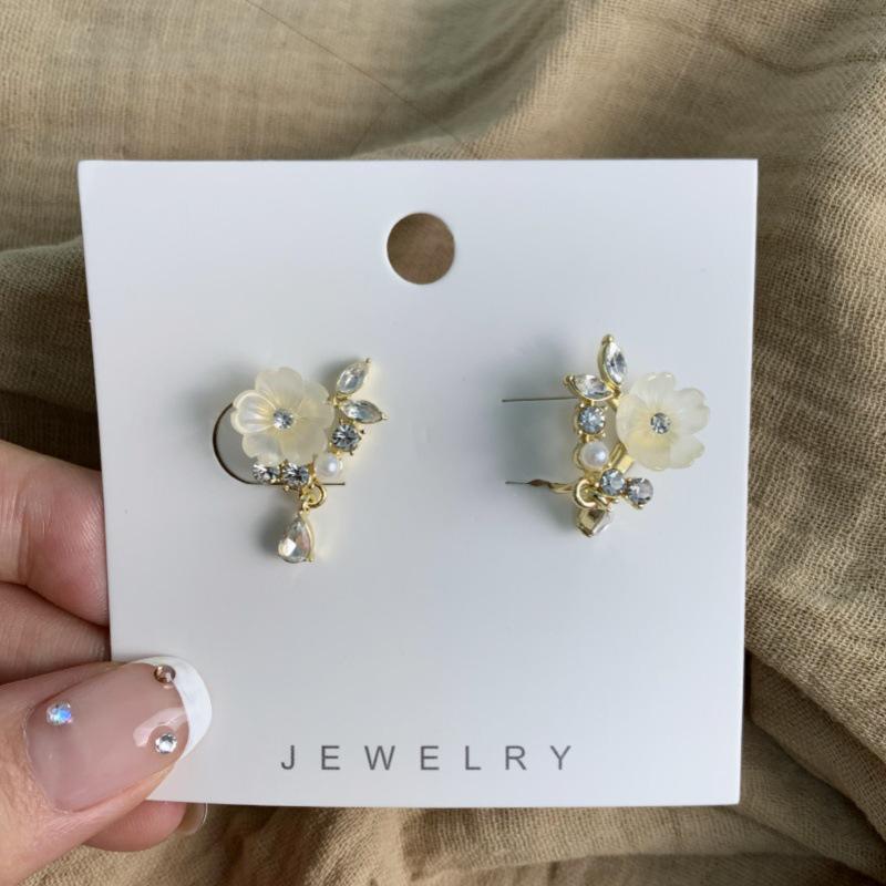 Elegant Korean-Style Non-Pierced Ear Cuff: Sweet Flower Design Fashion Accessory for Women