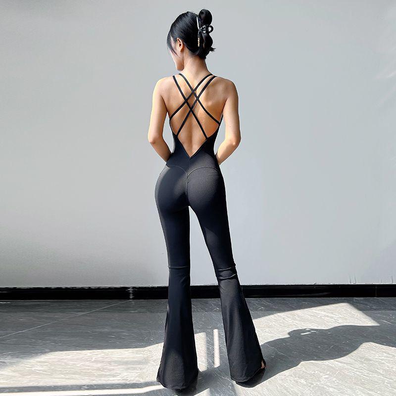 Eleganter Tanz- und Yoga-Bodysuit mit Spaghettiträgern, Brustpolstern und schönem Rückendesign, mit ausgestellten langen Hosen.