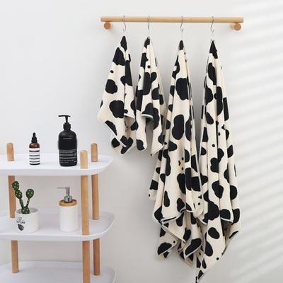 Toalla de baño, diseño de estampado de vaca de dibujos animados ultrasuave, toalla ligera de secado rápido absorbente de agua fuerte