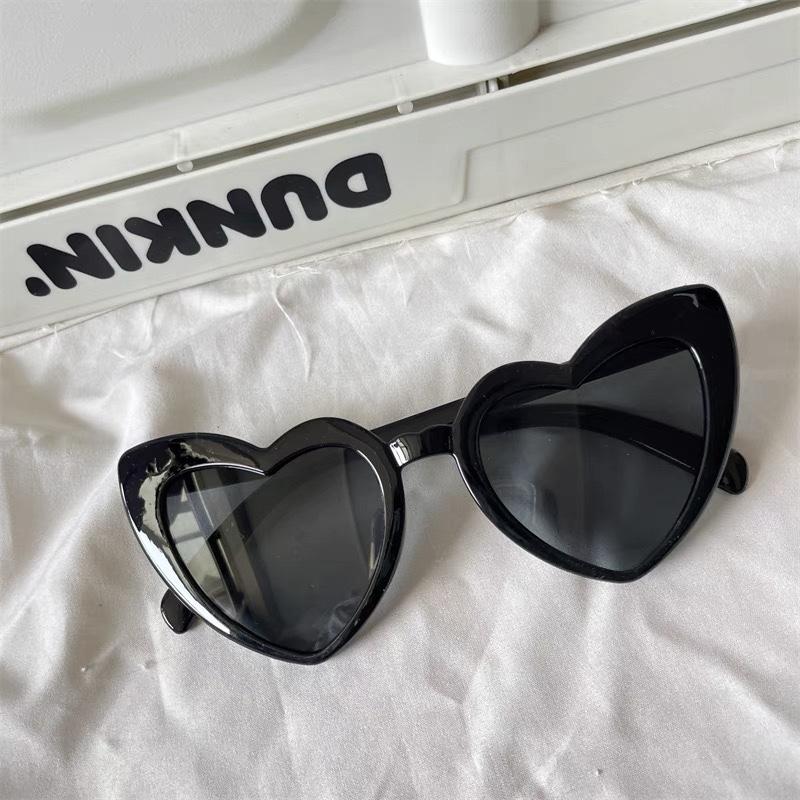 Fashionable Heart-Shaped Sunglasses Bold Eyewearfor Women Perfect for Festival Parties