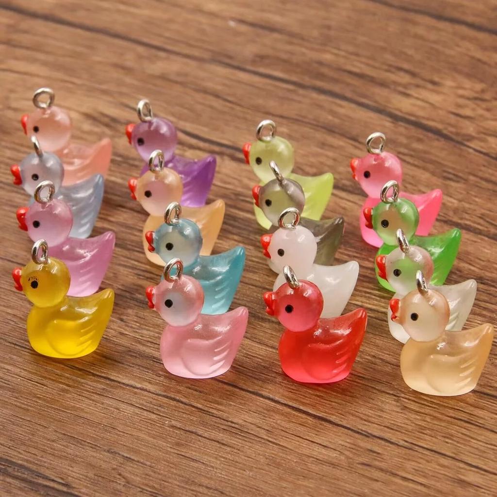 XP 5 Stück Mix Süße Ente Harz Ohrring Anhänger DIY Zubehör Kawaii 3D Handy Schlüsselanhänger Armbänder Anhänger Für Schmuckherstellung Perlen
