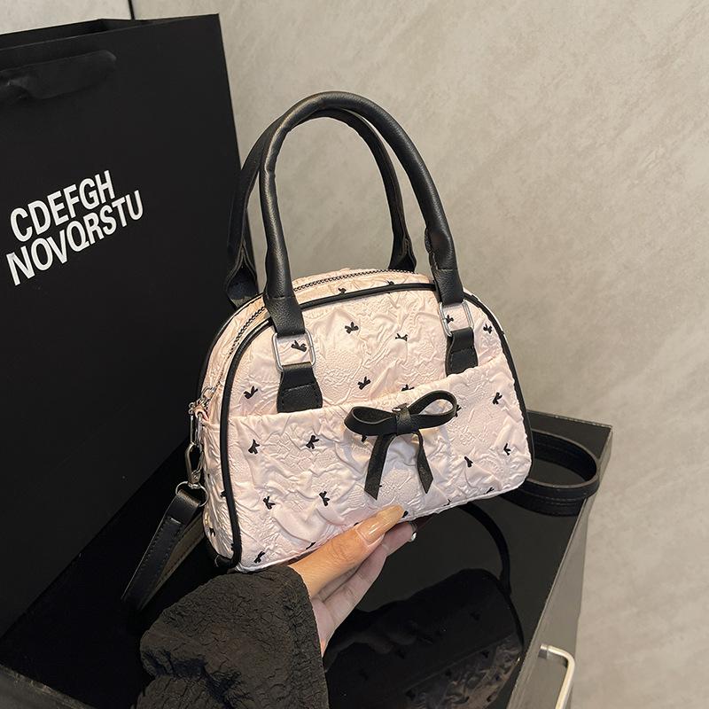 

Super fire niche contrasting color bag women s 2025 new fashion versatile messenger bag sweet cool girl portable bowling bag